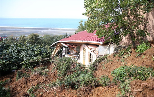 Rize Pazar'da 200 kilogramı aşan yağış sonrası 40 civarı yer tahliye edildi
