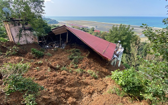 Rize Pazar'da tedbir amaçlı 40 civarı ev boşaltıldı! Çatısı çöken evdeki aile camdan çıkıp kurtuldu