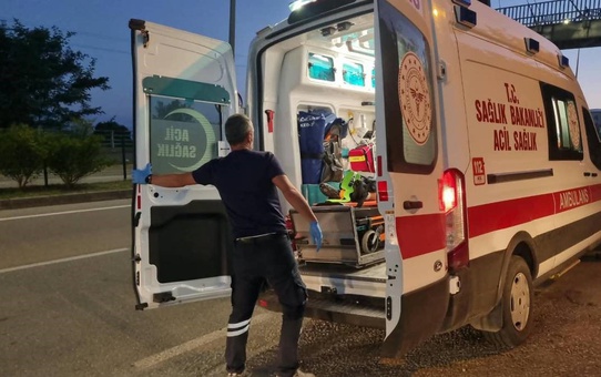 Sinop Bostancılı'da üst geçitten düşen çocuk hafif yaralanarak hastaneye kaldırıldı