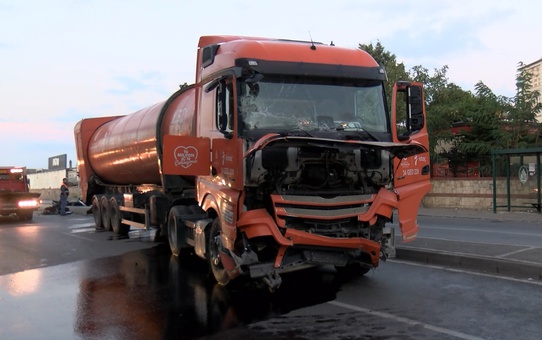 Ümraniye'de servis minibüsü İBB atık kamyonuna çarpıp duvara savruldu, 2 kişi yaralandı
