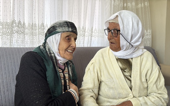 Zonguldak Gökçebey'de 107 ve 104 yaşındaki kız kardeşler ömrünü çalışmaya bağlıyor