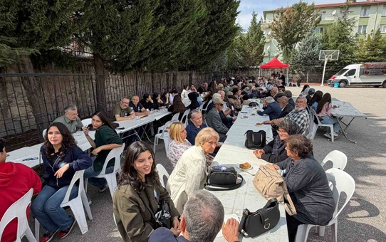 Afyonkarahisar Cumhuriyet Anadolu Lisesi mezunları 40 yıl sonra aynı bahçede buluştu