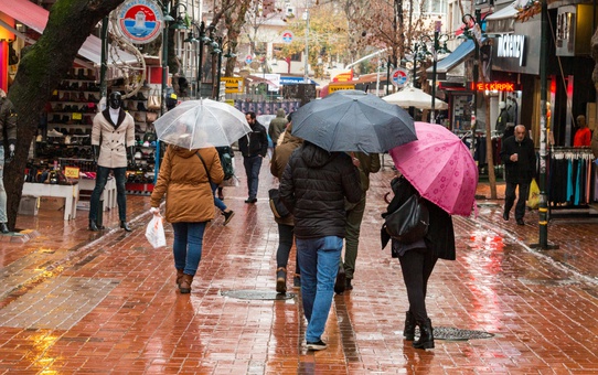 AKOM yarın İstanbul'da şiddetli yağış bekliyor, sıcaklık 6-8 derece birden düşecek