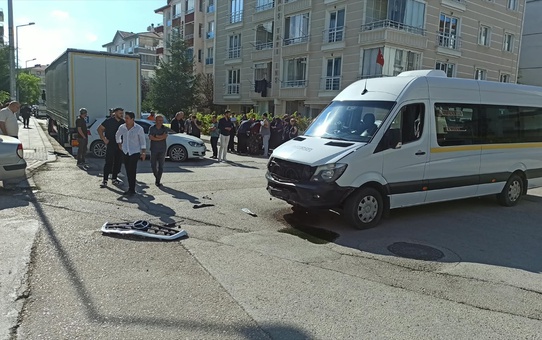 Ankara Kahramankazan'da otomobil park halindeki tıra çarptı, kadın sürücü yaralandı