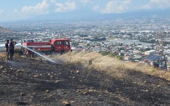Hatay Antakya Narlıca'da otluk alandaki yangını ekipler büyümeden söndürdü