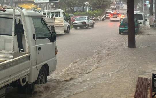 Antalya Elmalı'da aniden bastıran sağanak pazarda su taşkınına yol açtı