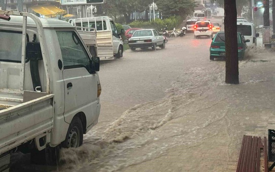 Antalya Elmalı'da sağanak pazar yerini vurdu, cadde ve sokakları su bastı