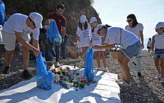 Antalya Konyaaltı Sahili'nde temizlik yapıldı, günlük 60 ton atık çıktığı belirtildi