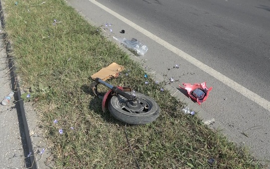 Samsun Bafra'da motosiklet, elektrikli bisiklet sürücüsüne çarparak 2 kişiyi yaraladı