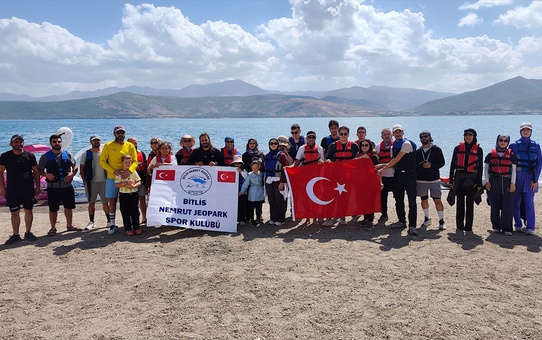 Tatvan'da doğaseverler Van Gölü için su sporları yaptı, kıyıdaki çöpleri topladı