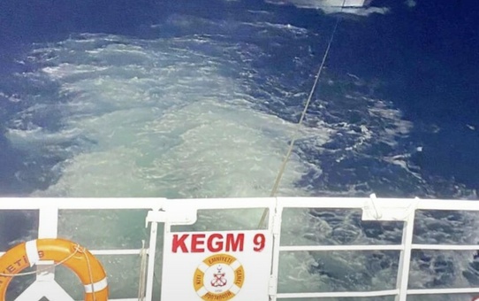 15 metrelik tekne, Çanakkale Boğazı'nda sürüklenirken 3 kişiyle Lapseki'ye yedeklendi
