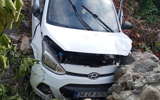 Yalova Çınarcık'ta köprüden dereye düşen otomobildeki yaralıları itfaiye çıkardı