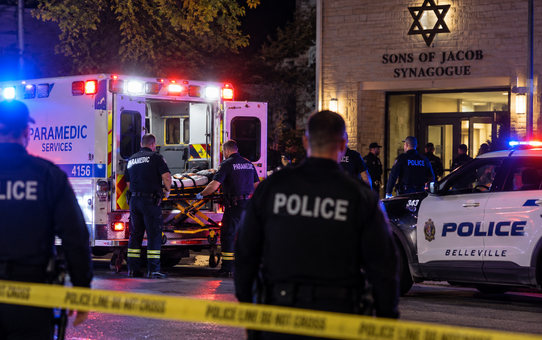 Kanada'da Yom Kippur'da sinagog önünde silahlı saldırıda polis ve bir kişi yaralandı