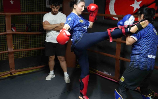 Kızını antrenmandan almaya giderken sporcu oldu! Nurcan Baştan artık kızlarıyla aynı ringde