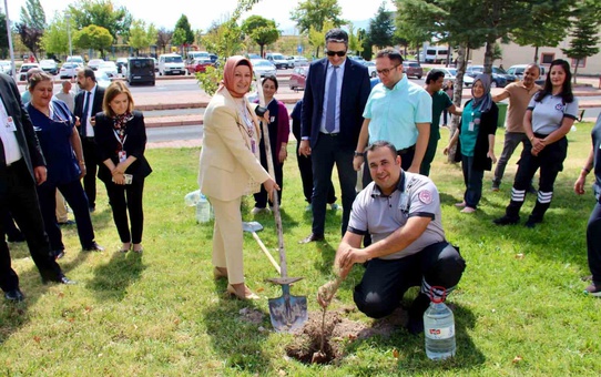 Kayseri Devlet Hastanesi Emel-Mehmet Tarman Kliniği'nde fidanlar toprakla buluştu
