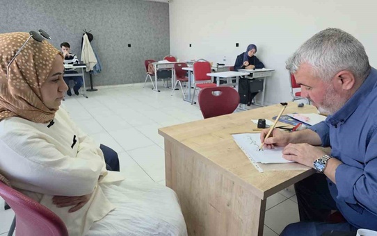Kütahya'da Ahmet Türk'ün Hüsn-i Hat kursuna yaklaşık 50 kursiyer kayıtlı bulunuyor