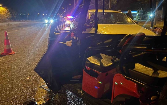 Kütahya Tavşanlı'da otomobilin çarptığı elektrikli bisikletteki 2 kişi yaralandı