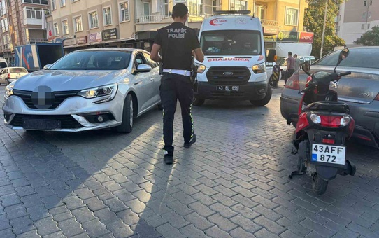 Kütahya Tavşanlı'da otomobil ve motosikletin çarpıştığı kazada 1 kişi yaralandı
