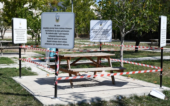 Lüleburgaz Belediyesi, Nedim Menekşe Parkı'nda kirletilen bankı yedi gün kapalı tuttu