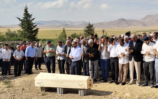 Mardin Derik'te av tüfeğiyle öldürülen 13 yaşındaki çocuk son yolculuğuna uğurlandı
