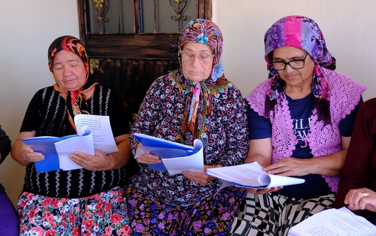 Mersin'de Arslanköy Kadınlar Tiyatro Topluluğu bağımlılık konulu oyununa hazırlanıyor