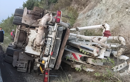 Osmaniye'nin Kadirli ilçesinde beton mikseri devrildi, sıkışan sürücü yaralandı