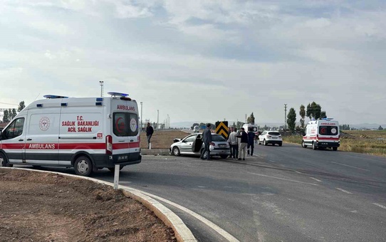 Sivas Ulaş'ta tali yoldan çıkan otomobil çarpıştı, 4 kişi yaralandı