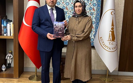 Kütahya Valisi Işın, Anadolu Beylerbeyliği yazarı Zeynep Kurt'u tebrik etti