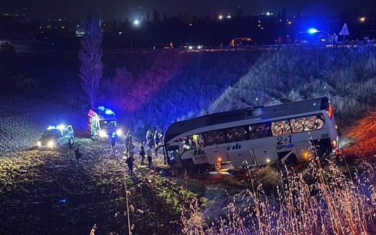 İlk belirlemelere göre Amasya Merzifon'da yolcu otobüsü şarampole uçtu, 24 kişi yaralandı