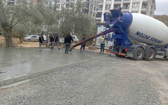 Balıkesir Edremit'te iki mahallede yeni sosyal ve sportif alan çalışmaları sürüyor