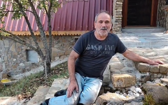Bartın Ulus'ta İsmail Yılmaz tilkiyi ekmekle besledi, o anları kameraya kaydetti