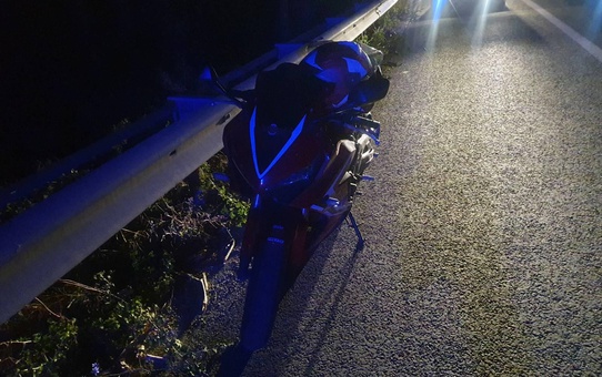Bilecik Pazaryeri'nde bariyere çarpan motosiklette 2 kişi yaralandı