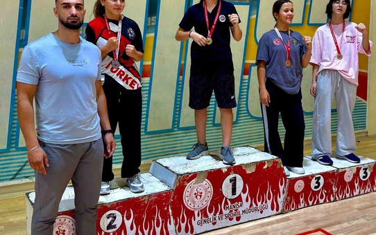 Bilecikli sporcular Manisa'daki 17. Muaythai Zafer Kupası'nda 8 derece kazandı