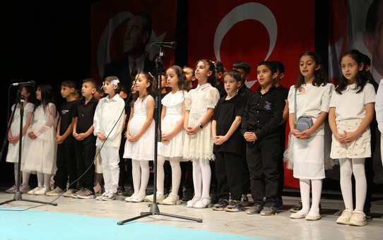 Bitlis Valisi Karakaya, Turgutlu'daki saldırıda yaralanan öğrencilere şifa diledi