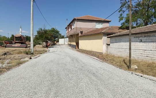 Edirne Havsa'da Necatiye yolu 2,5 km sathi kaplama ve 700 m sıcak asfaltla yenilendi