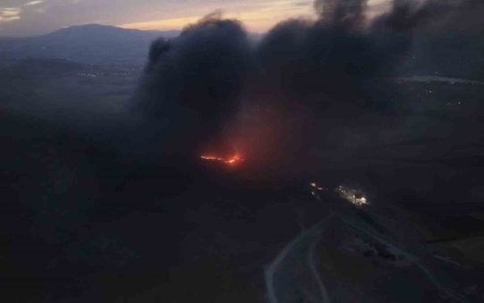 Elazığ'da lastik deposundaki yangın rüzgarla büyüdü, itfaiye ekipleri müdahale ediyor