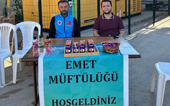 Kütahya Emet Müftüsü Balcı, KYK Yurdu'ndaki manevi danışmanlık standını ziyaret etti