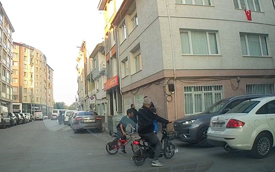 Eskişehir'de bisikletli çocuk ani dönüş yaptı, SUV sürücüsü frenle kazayı önledi