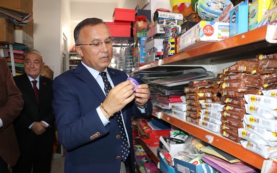 Gaziantep'te ihtiyaç sahibi öğrencilere kırtasiye desteği devam ediyor