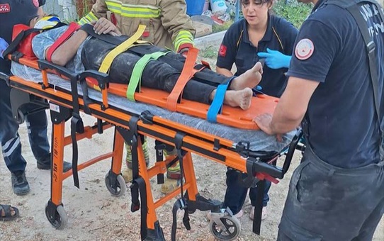 Hatay Altınözü'nde traktör devrildi, aracın altında kalan 3 kişi yaralandı.
