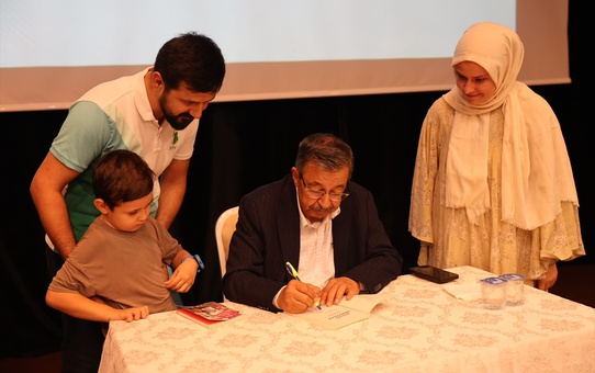 Hayati İnanç, 2. Vezirköprü Kitap Günleri'nde sohbet etti, kitaplarını imzaladı