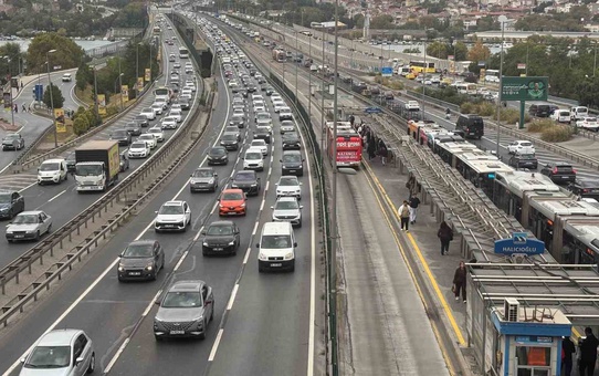 İstanbul trafiği sabah yüzde 71'e ulaştı, Anadolu Yakası'nda yüzde 83 ölçüldü.