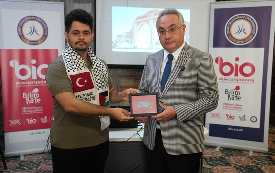Gazzeli öğrenci, İzmir Demokrasi Üniversitesi söyleşisinde Türkiye'ye teşekkür etti
