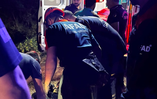 Kahramanmaraş'ta çamura saplanan yaşlı adam ekiplerce halatla kurtarıldı