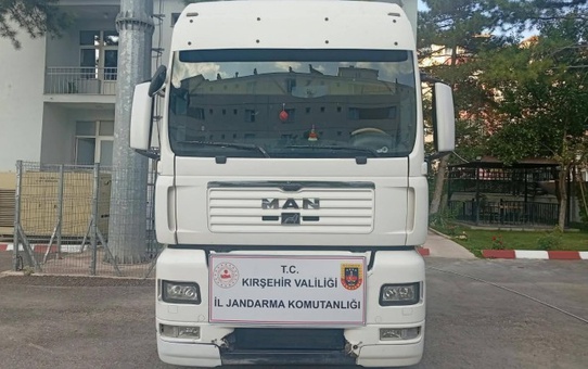 Jandarma Kırşehir'de şasesi değişmiş tırı yakaladı, 3 şüpheliye adli işlem başlatıldı