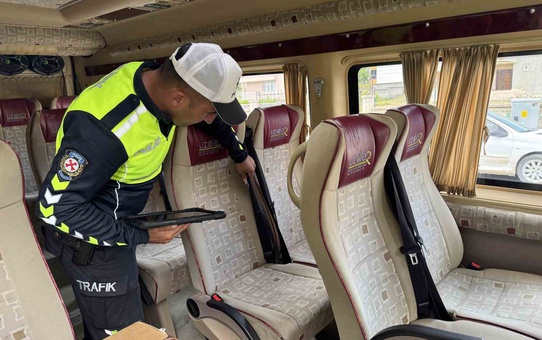 Konya Kulu'da polis, öğrenci servislerinin sürücü ve araç belgelerini denetledi
