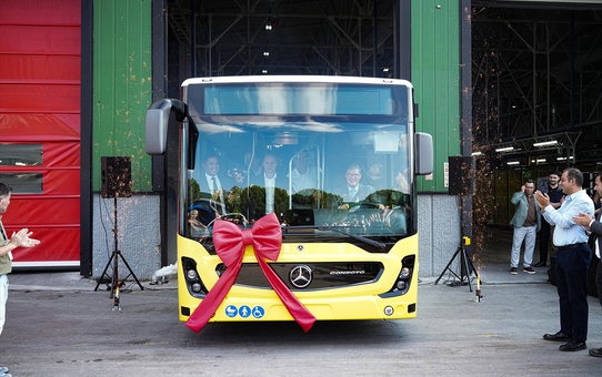 Otokar, Sakarya'da Mercedes-Benz Conecto'nun ilk seri üretim aracını hattan indirdi