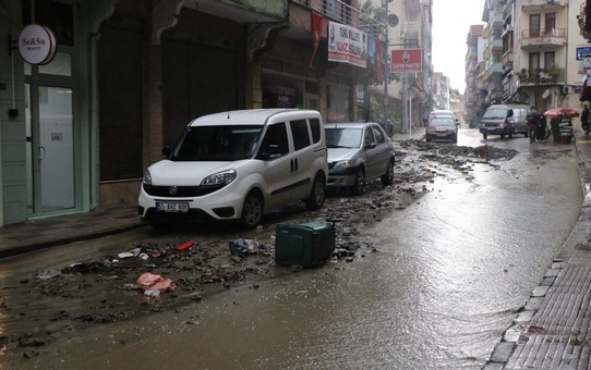 Sinop'ta etkili sağanak Ayancık'ta trafiği aksattı, yollarda su birikintisi oluştu