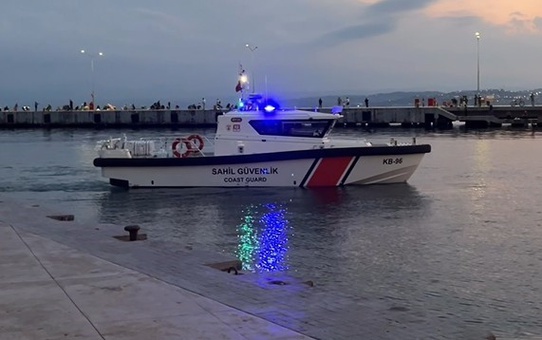 Sinop kıyılarında Sahil Güvenlik botu gezi teknelerini yanaşmadan uzaktan denetledi