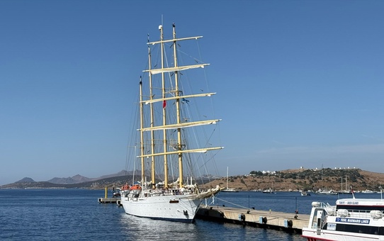 Star Flyer'la Bodrum'a gelen 152 turist, ilçedeki tarihi ve turistik yerleri gezdi